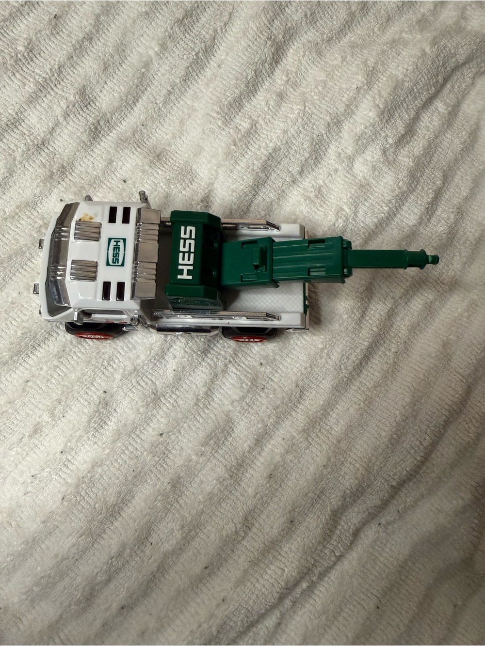 2019 Hess Tow Truck Toy Green White Lights